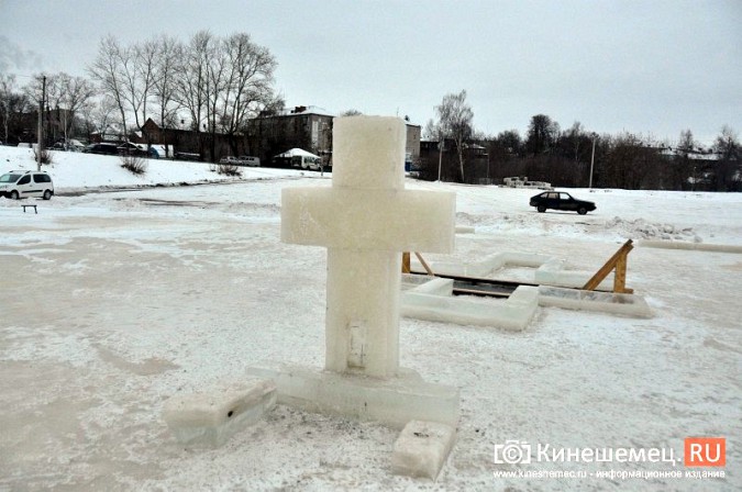 Спасатели МЧС установили ледяной крест у Крещенской купели в Кинешме фото 4