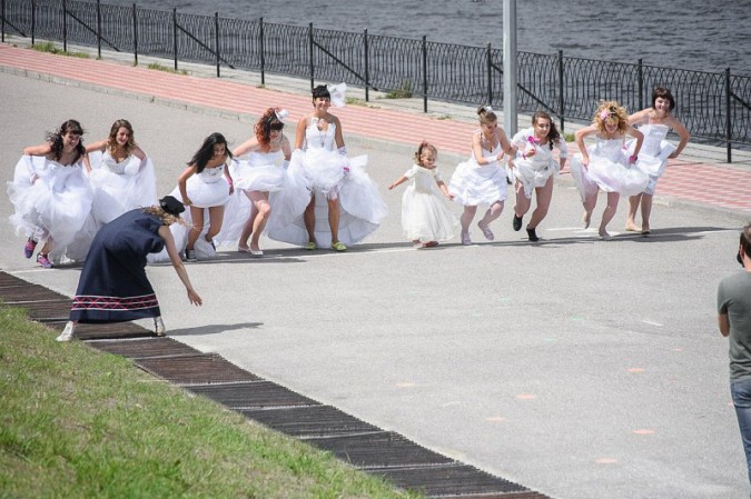 молодежь бегает в свадебных платьях