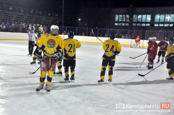 Хоккейный матч в Кинешме завершился вызовом скорой помощи фото 22