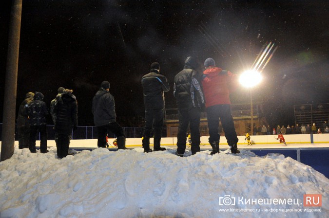 Хоккейный матч в Кинешме завершился вызовом скорой помощи фото 16