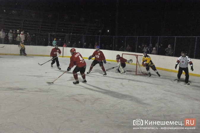 Хоккейный матч в Кинешме завершился вызовом скорой помощи фото 30