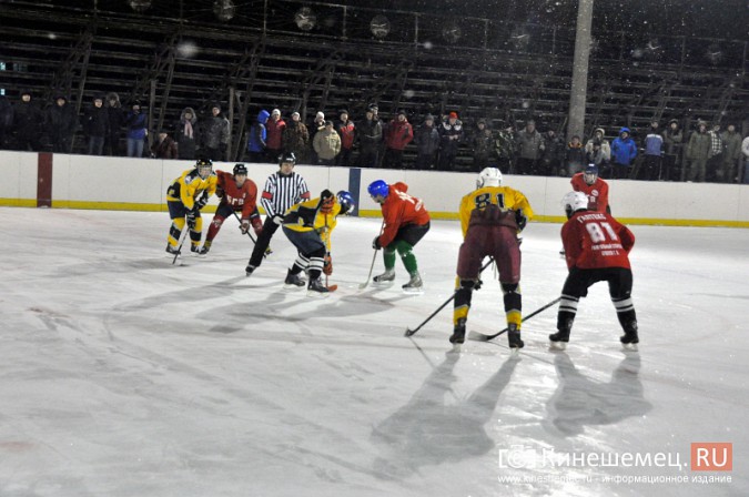 Хоккейный матч в Кинешме завершился вызовом скорой помощи фото 17