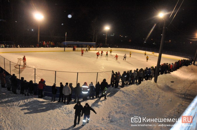 Хоккейный матч в Кинешме завершился вызовом скорой помощи фото 36