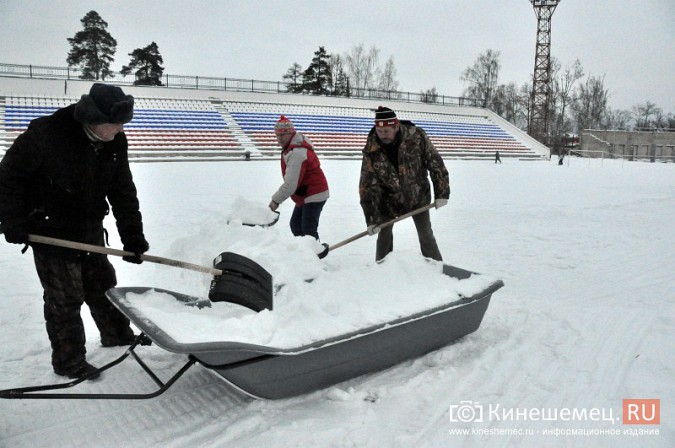 В Кинешме, чтобы провести соревнования по лыжам, свозят снег с футбольного поля фото 2