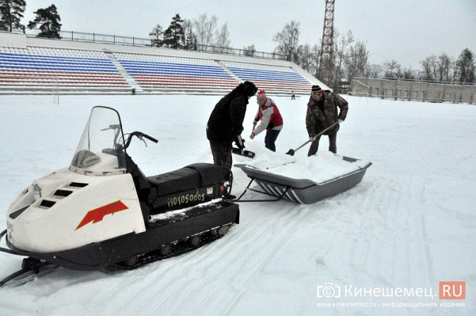 В Кинешме, чтобы провести соревнования по лыжам, свозят снег с футбольного поля фото 3