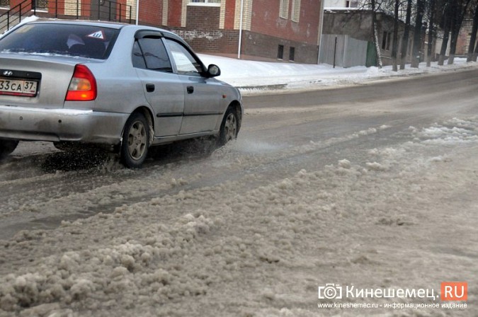 Из-за коммунальной аварии по центру Кинешмы в мороз текли ручьи воды фото 3