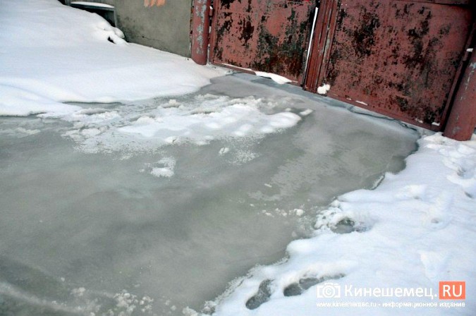 Из-за коммунальной аварии по центру Кинешмы в мороз текли ручьи воды фото 6