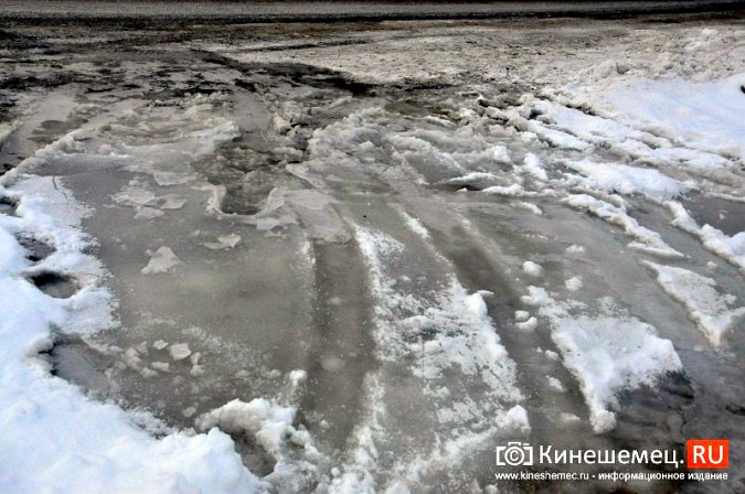 Из-за коммунальной аварии по центру Кинешмы в мороз текли ручьи воды фото 5