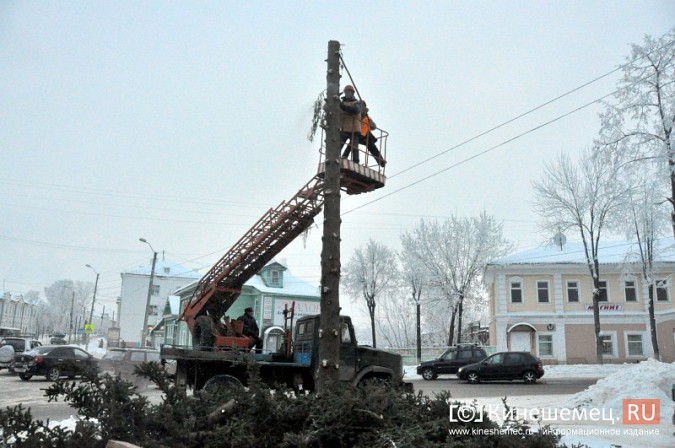 Коммунальщики Кинешмы произвели демонтаж главных новогодних елок фото 10