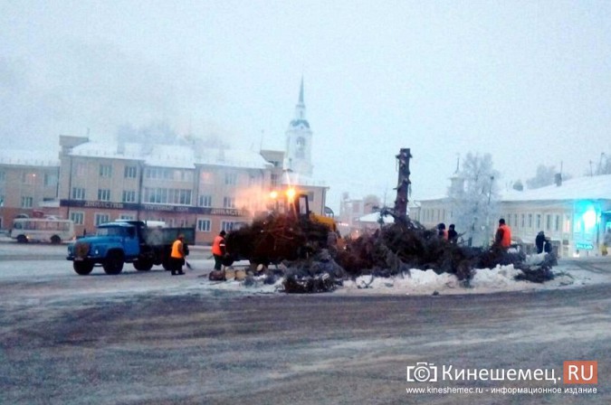 Коммунальщики Кинешмы произвели демонтаж главных новогодних елок фото 12