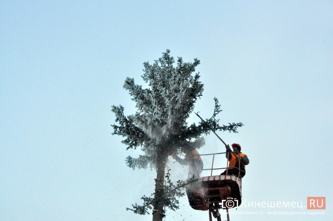 Коммунальщики Кинешмы произвели демонтаж главных новогодних елок фото 8