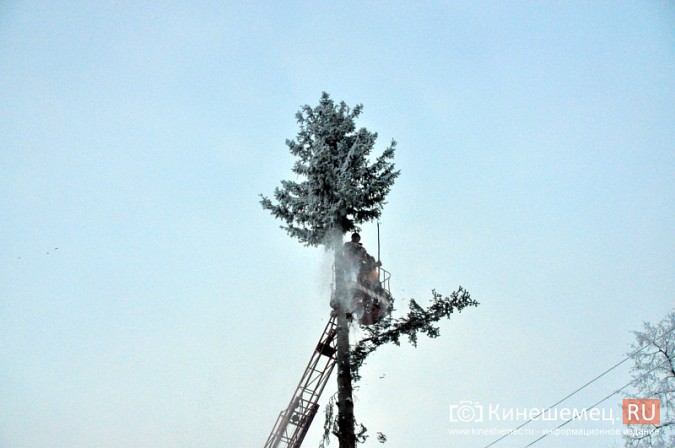 Коммунальщики Кинешмы произвели демонтаж главных новогодних елок фото 7