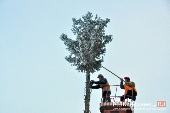 Коммунальщики Кинешмы произвели демонтаж главных новогодних елок фото 9