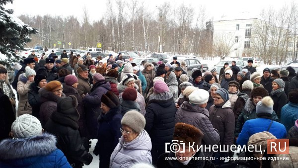 Скандал на слушаниях по могильнику в Заволжске. Народ требует отставки главы района фото 8