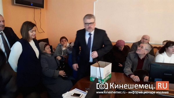 Скандал на слушаниях по могильнику в Заволжске. Народ требует отставки главы района фото 11