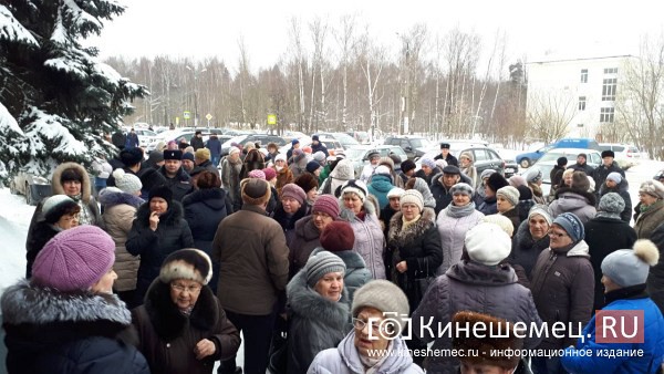 Скандал на слушаниях по могильнику в Заволжске. Народ требует отставки главы района фото 6