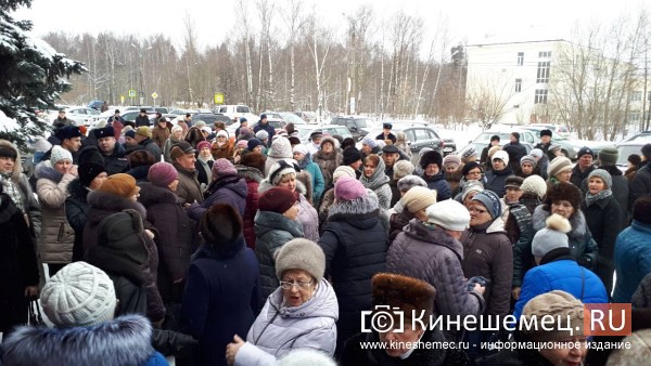 Скандал на слушаниях по могильнику в Заволжске. Народ требует отставки главы района фото 7