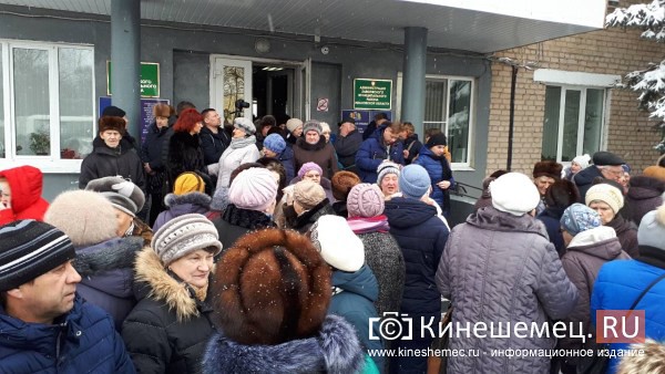 Скандал на слушаниях по могильнику в Заволжске. Народ требует отставки главы района фото 10