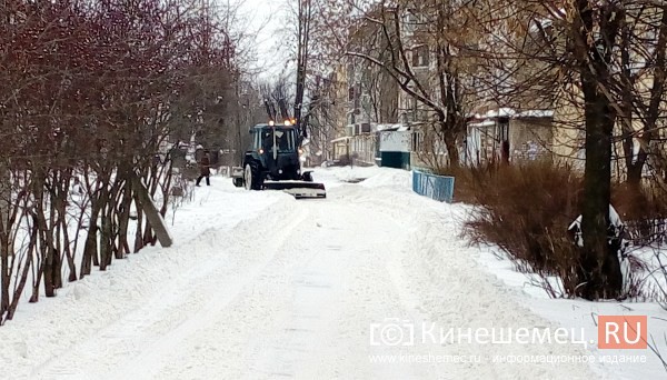 В Кинешме техника УГХ приступила к уборке снега в частном секторе фото 2
