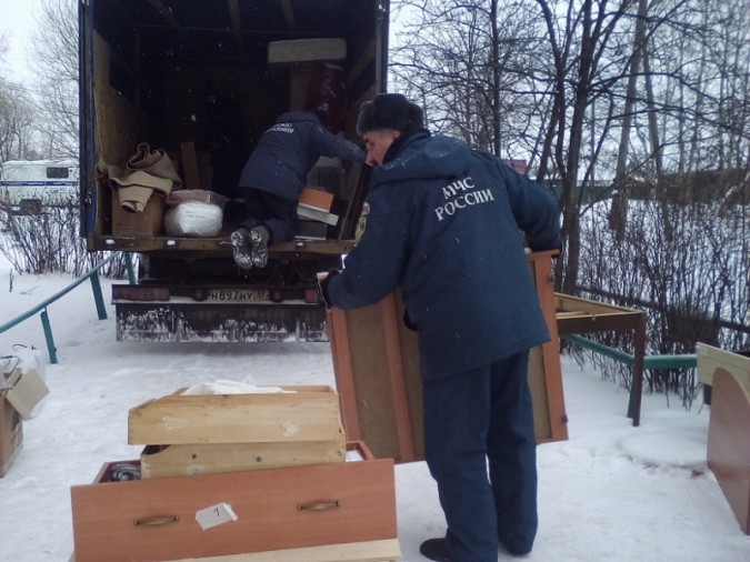 Кинешемские сотрудники МЧС помогают при переезде пострадавшим от обрушения юрьевчанам фото 2