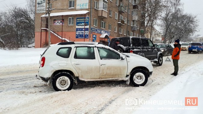 Снегопад стал причиной ДТП с участием «Рено»  и «УАЗа» в Кинешме фото 4