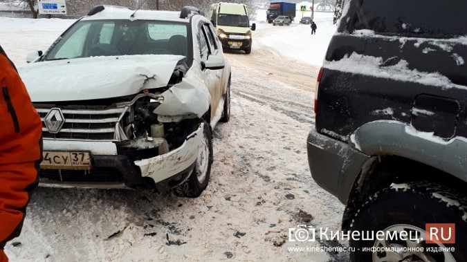 Снегопад стал причиной ДТП с участием «Рено»  и «УАЗа» в Кинешме фото 2