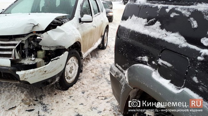 Снегопад стал причиной ДТП с участием «Рено»  и «УАЗа» в Кинешме фото 5