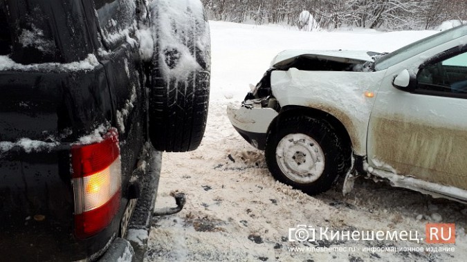 Снегопад стал причиной ДТП с участием «Рено»  и «УАЗа» в Кинешме фото 3