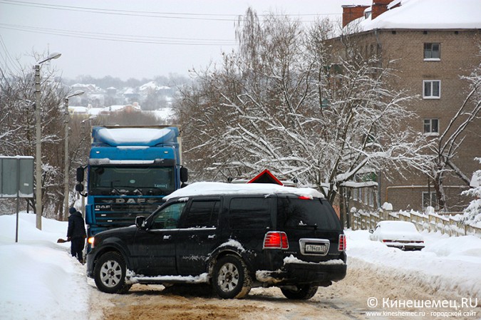В Кинешме большегруз из Казахстана не смог въехать в заснеженную гору фото 5