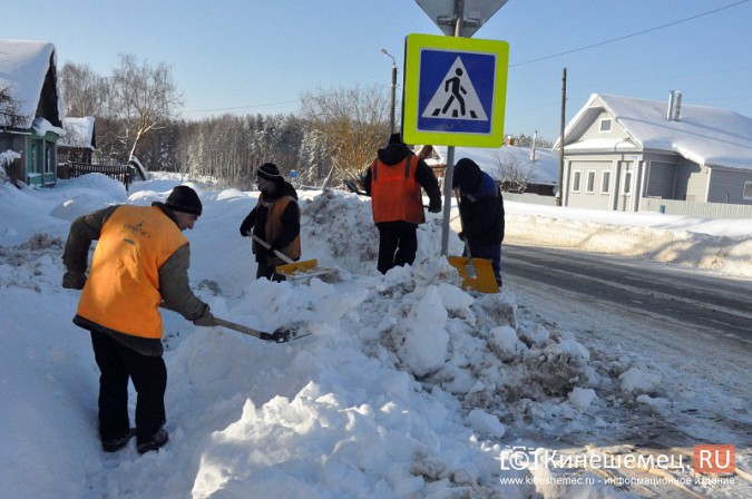 В Кинешме завершен очередной день ликвидации последствий снегопада фото 8
