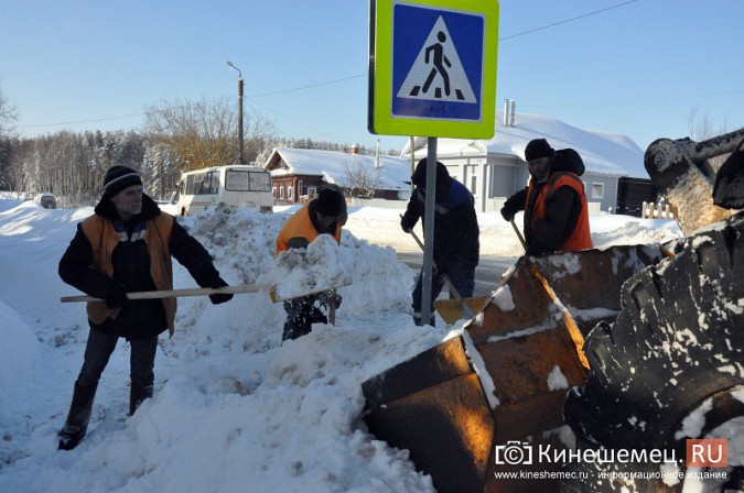 В Кинешме завершен очередной день ликвидации последствий снегопада фото 9