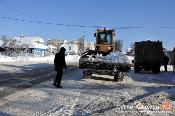 В Кинешме завершен очередной день ликвидации последствий снегопада фото 7