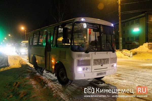 У завода имени Калинина дорогу не поделили пассажирский автобус и «УАЗ» фото 3
