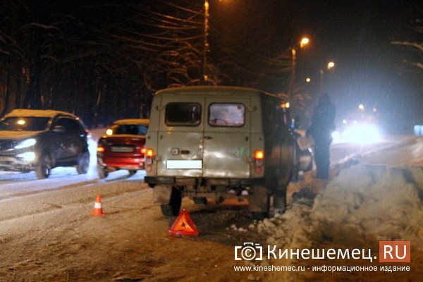 У завода имени Калинина дорогу не поделили пассажирский автобус и «УАЗ» фото 4