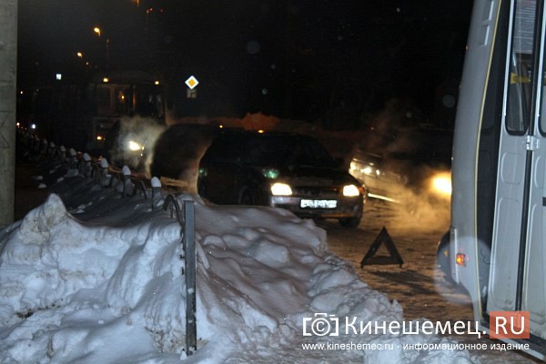 У завода имени Калинина дорогу не поделили пассажирский автобус и «УАЗ» фото 5