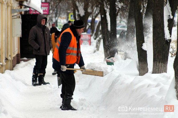 Улицу Комсомольскую очищают от снега и автомобилей фото 10
