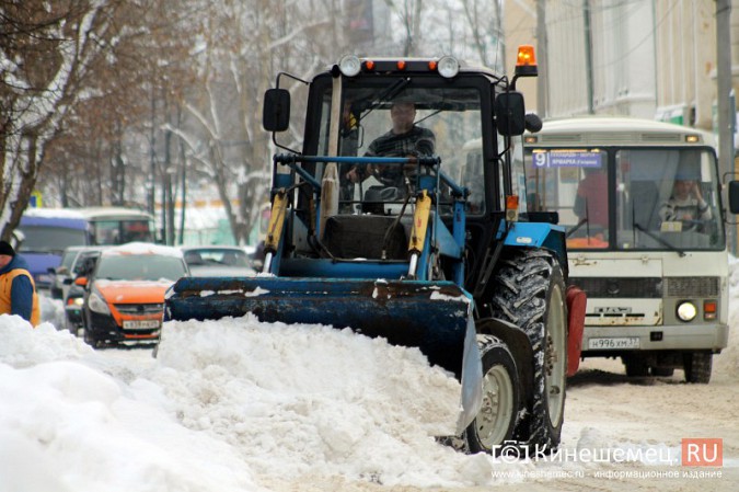 Улицу Комсомольскую очищают от снега и автомобилей фото 8