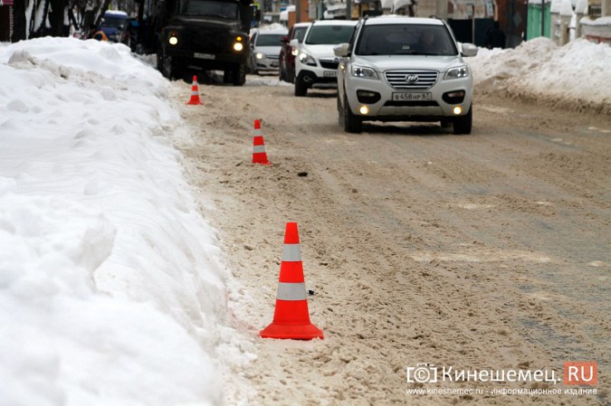 Улицу Комсомольскую очищают от снега и автомобилей фото 6