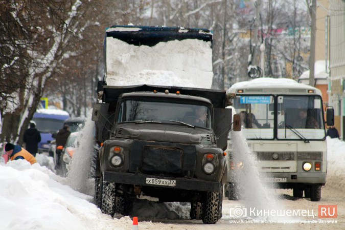 Улицу Комсомольскую очищают от снега и автомобилей фото 5