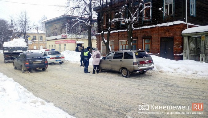 Улицу Комсомольскую очищают от снега и автомобилей фото 2