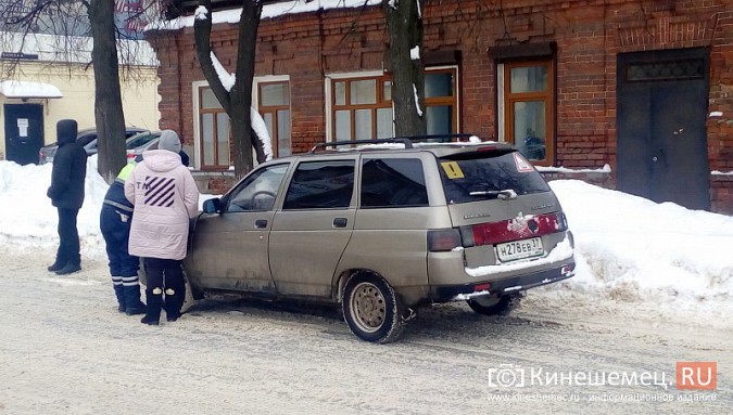Улицу Комсомольскую очищают от снега и автомобилей фото 3
