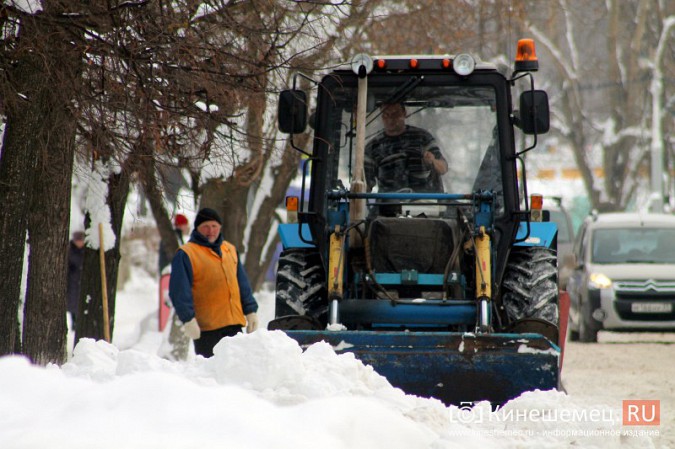 Улицу Комсомольскую очищают от снега и автомобилей фото 9