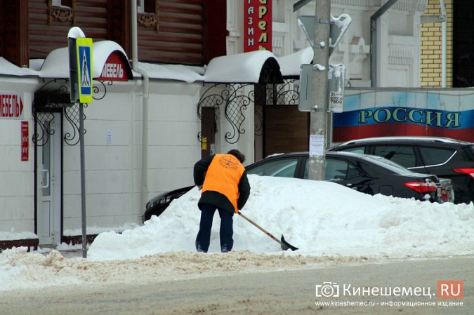 Улицу Комсомольскую очищают от снега и автомобилей фото 4