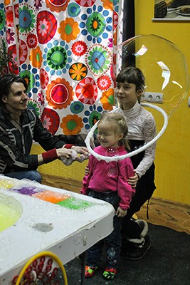 Разноцветные мыльные пузыри порадовали детей в Кинешме фото 2