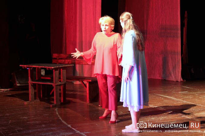 Директор кинешемского театра Наталья Суркова репетирует дебютную роль фото 4
