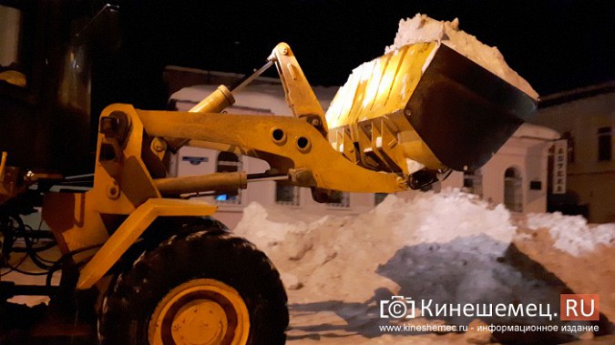 Коммунальщики Кинешмы вышли на ночную уборку города от снега фото 5