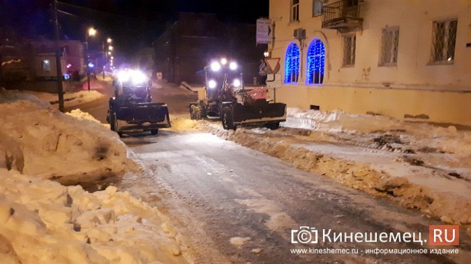 Коммунальщики Кинешмы вышли на ночную уборку города от снега фото 7