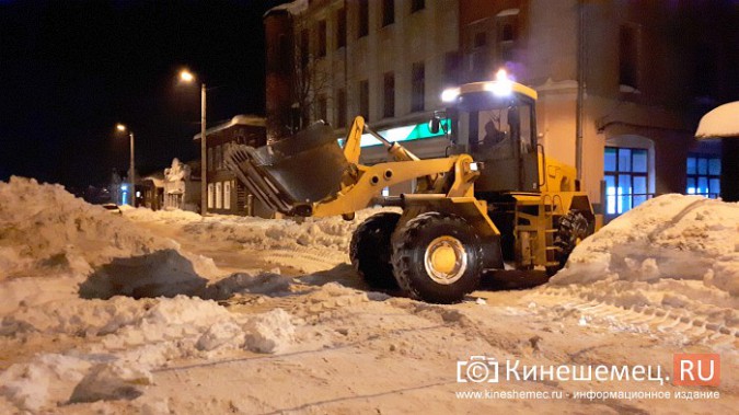 Коммунальщики Кинешмы вышли на ночную уборку города от снега фото 4
