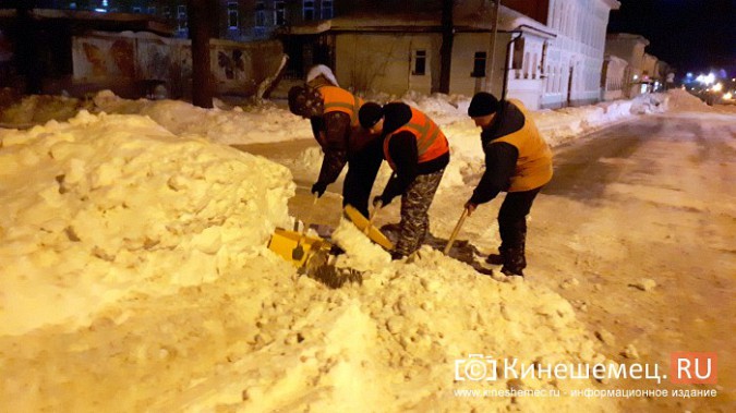 Коммунальщики Кинешмы вышли на ночную уборку города от снега фото 2