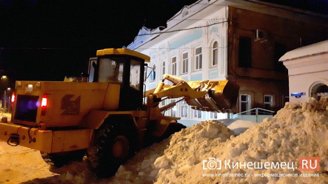 Коммунальщики Кинешмы вышли на ночную уборку города от снега фото 3